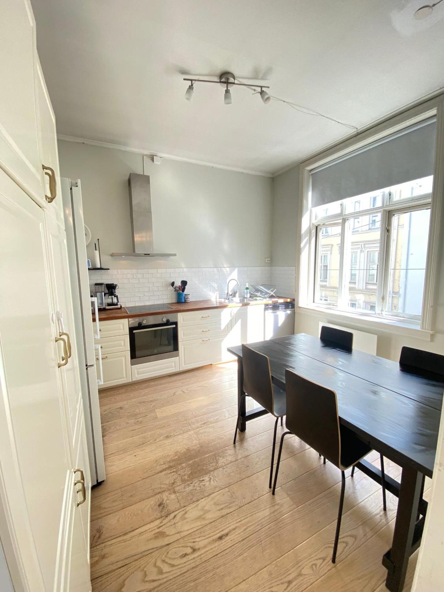 Classical 3 Bedroom, 2 Bath, Minutes From Royal Palace, Main Shopping Street, Restaurants & Downtown Oslo Exterior photo