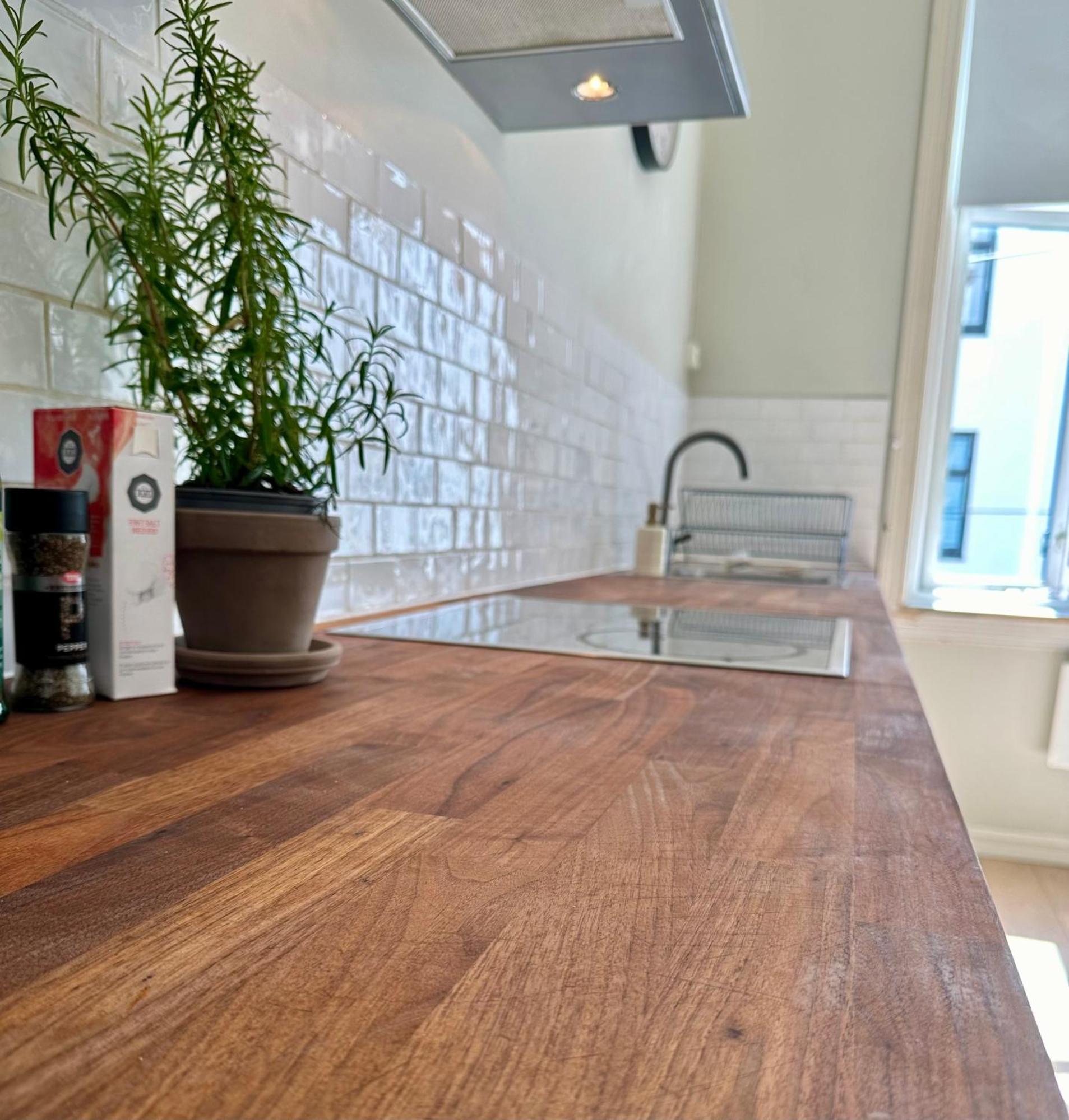 Classical 3 Bedroom, 2 Bath, Minutes From Royal Palace, Main Shopping Street, Restaurants & Downtown Oslo Exterior photo